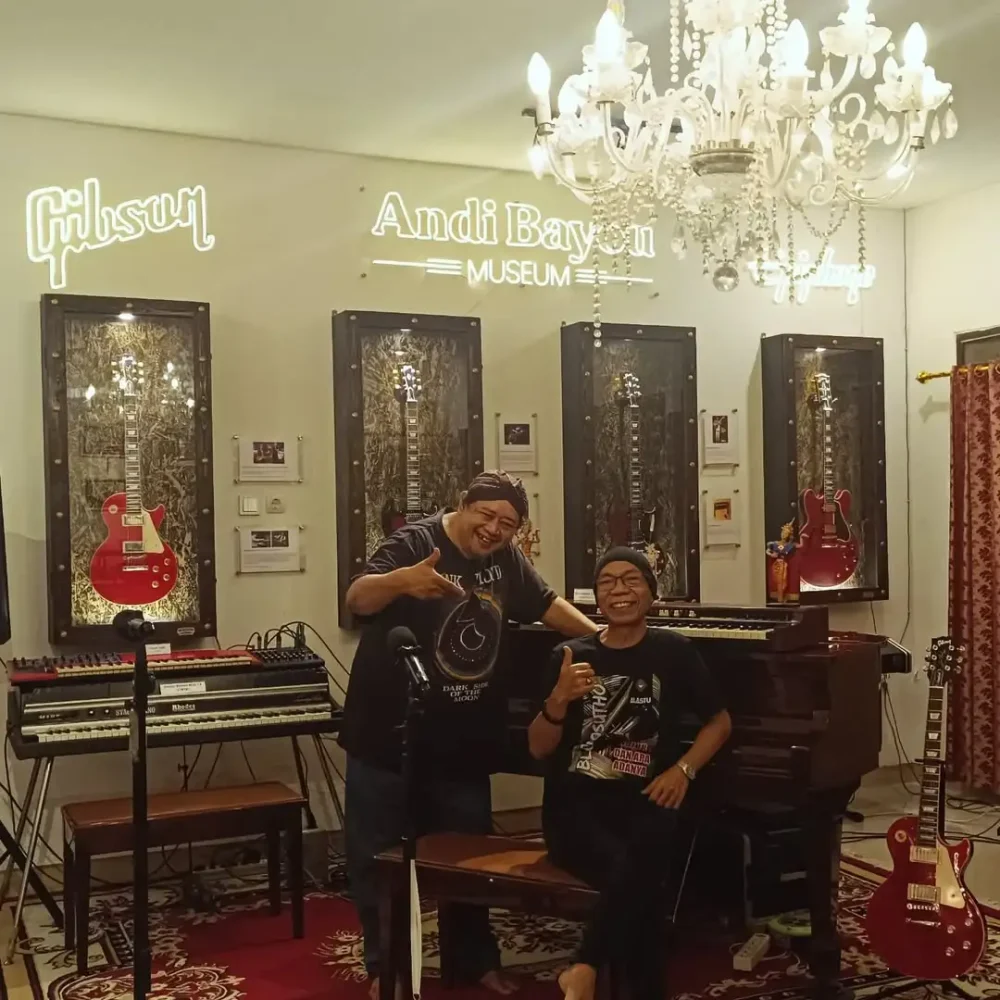 Andi Bayou bersama Indrobass